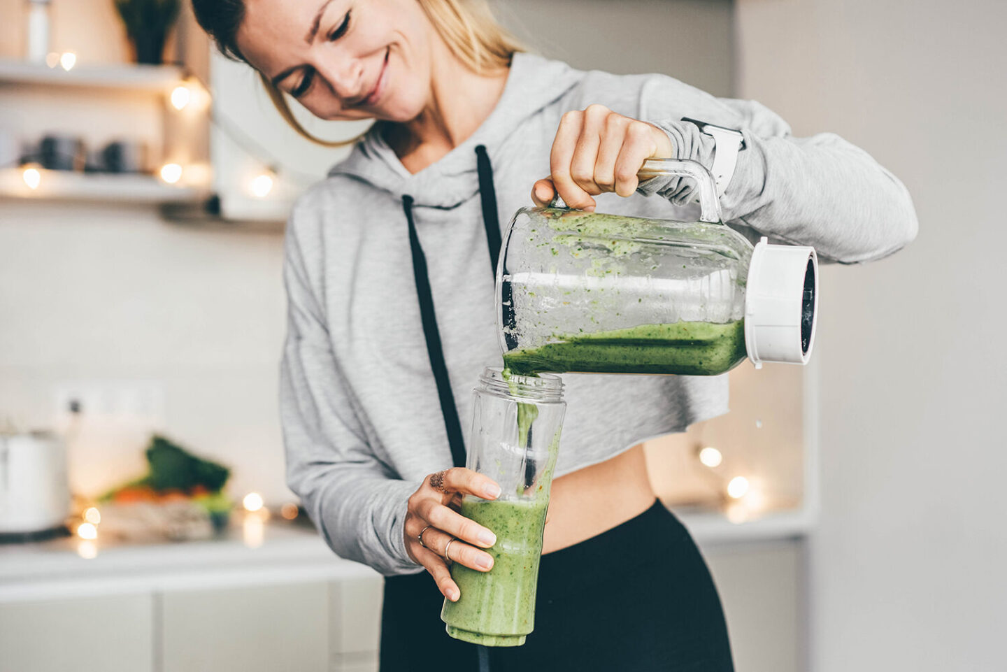 Jeune femme cuisine blender mixeur jus smoothie fruits légumes préparation recette