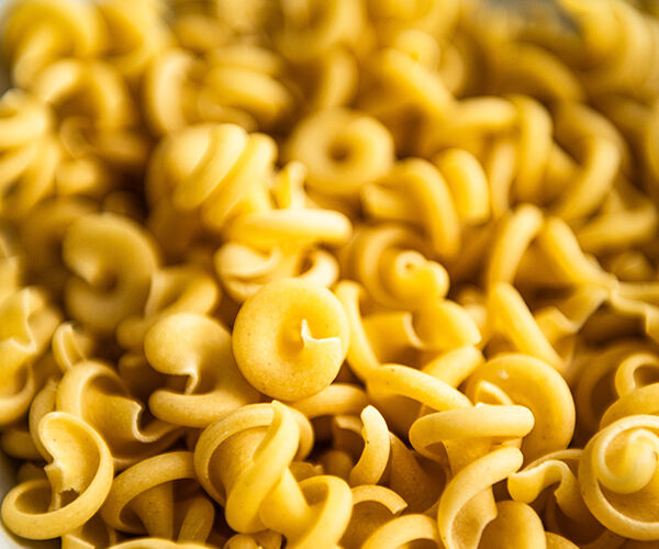 Pâtes en gros plan d'une belle couleur jaune