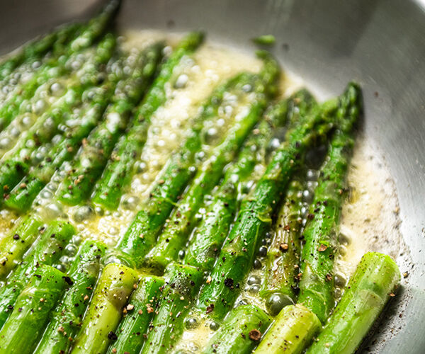 cuisson d'asperges dans une poêle