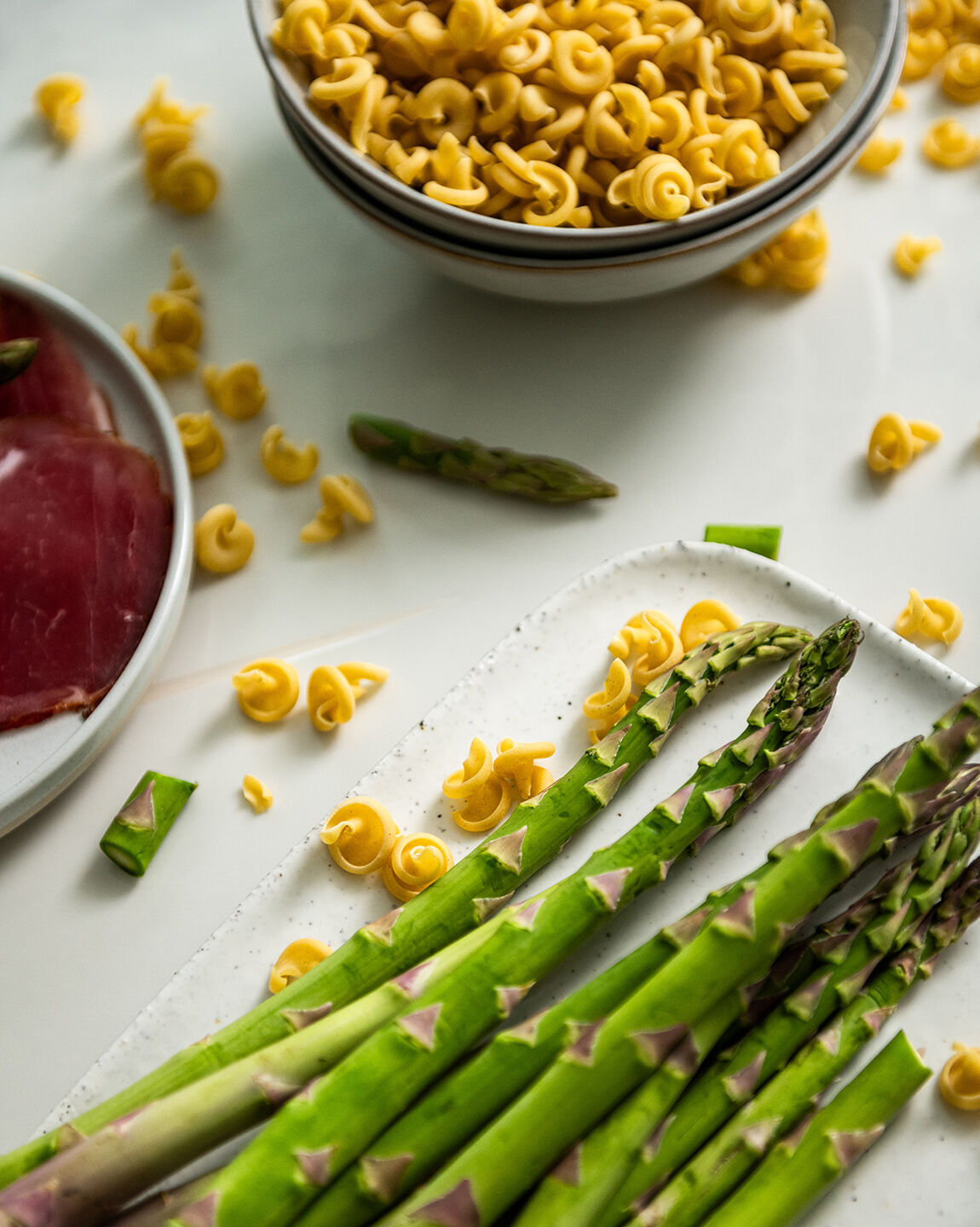 Présentation des ingrédients de la recette Pâtes, asperges et jambon d'Ardenne