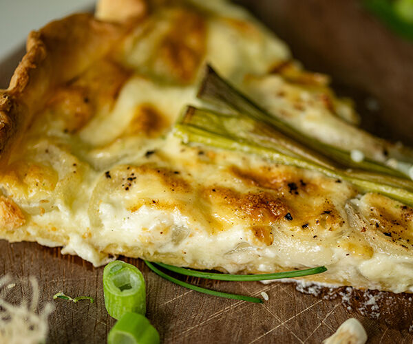 morceau de quiche à la ciboule. oignons ciboule découpés
