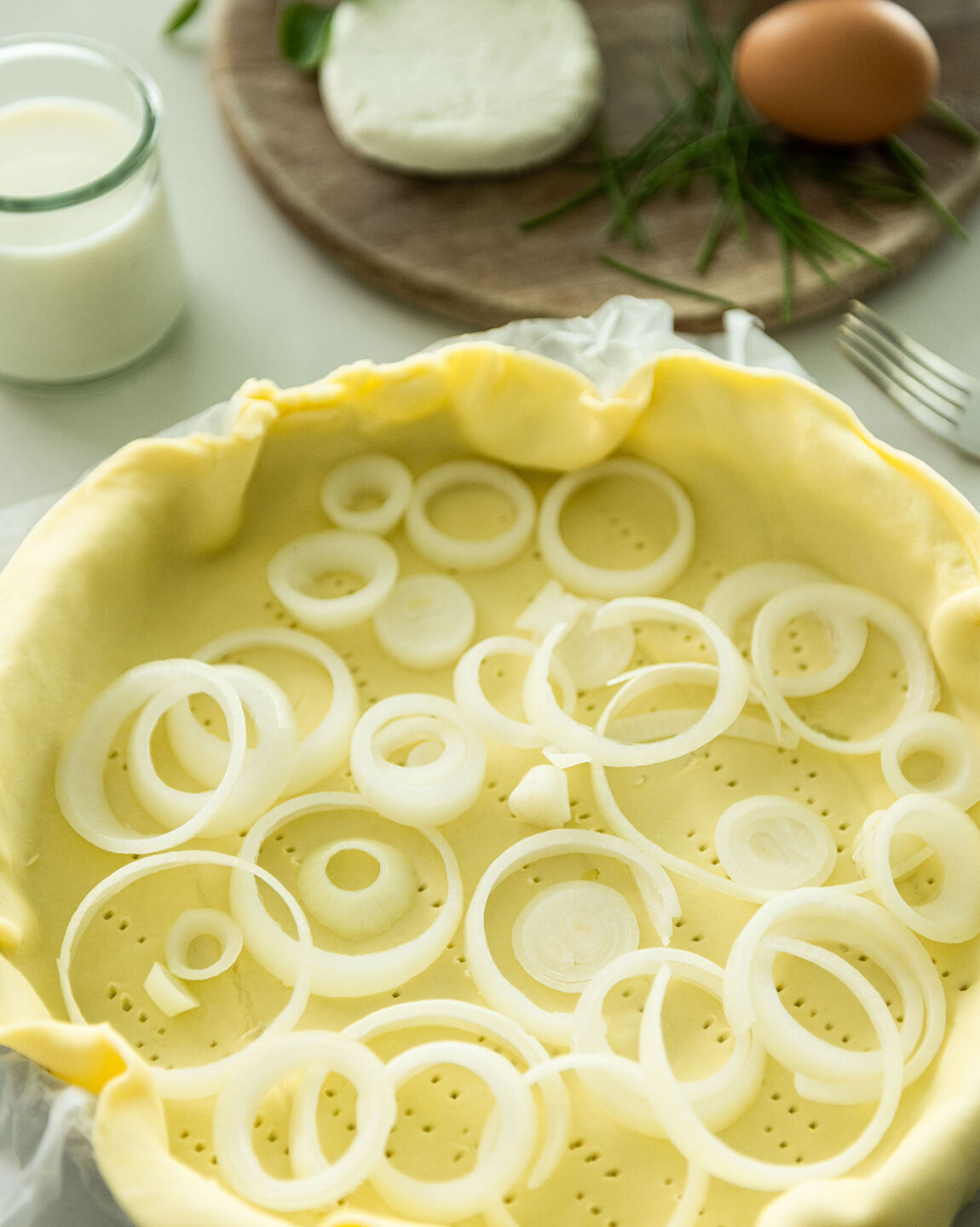recette quiche à la ciboule. Préparation, épluchure oignons, pâte brisée