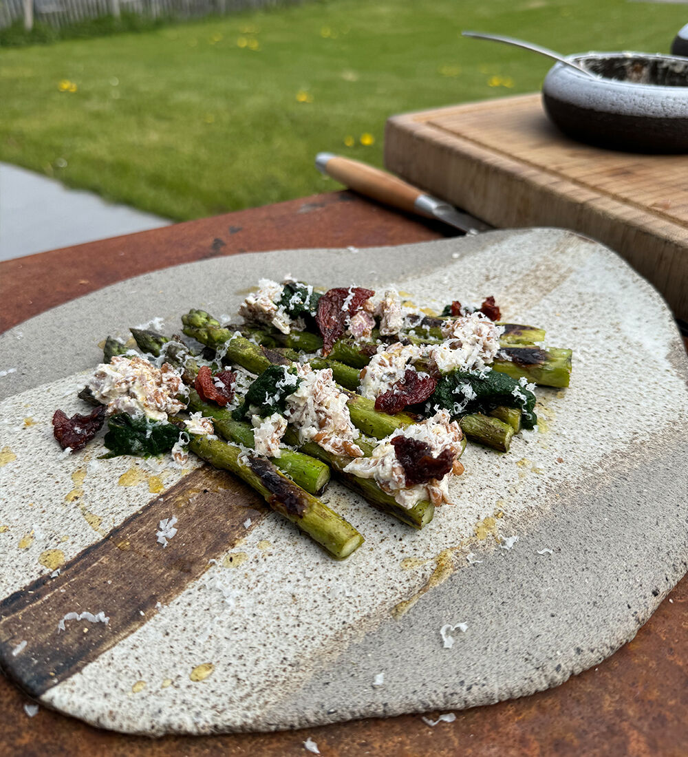 Plat de la recette d'asperges au fromage de brebis