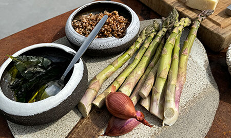 Ingrédients pour une recette de fromage de brebis au asperges. Asperges, épeautre, tomates séchées, échalotes, huile d'olive
