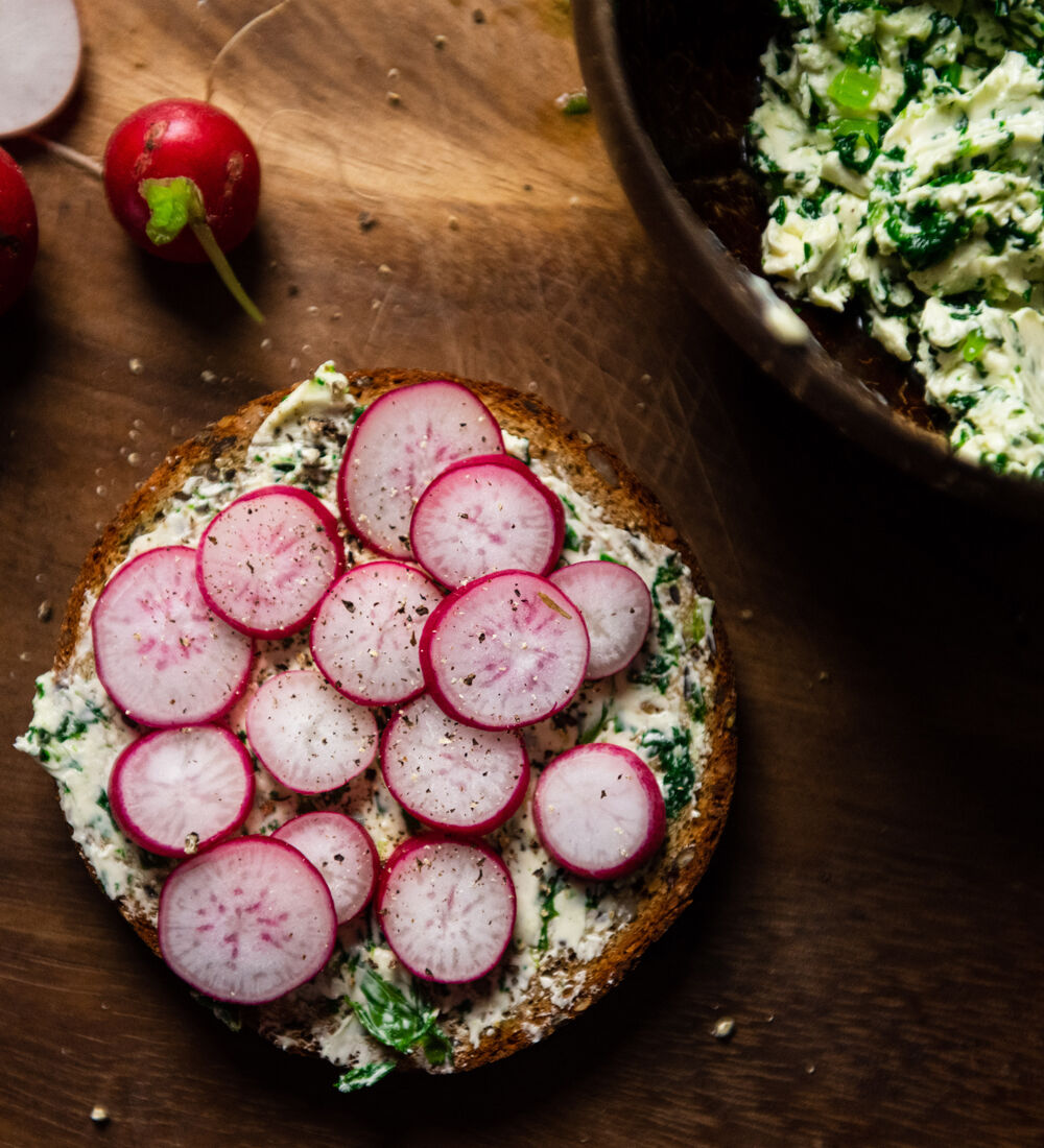Toast beurre végétal fanes de radis
